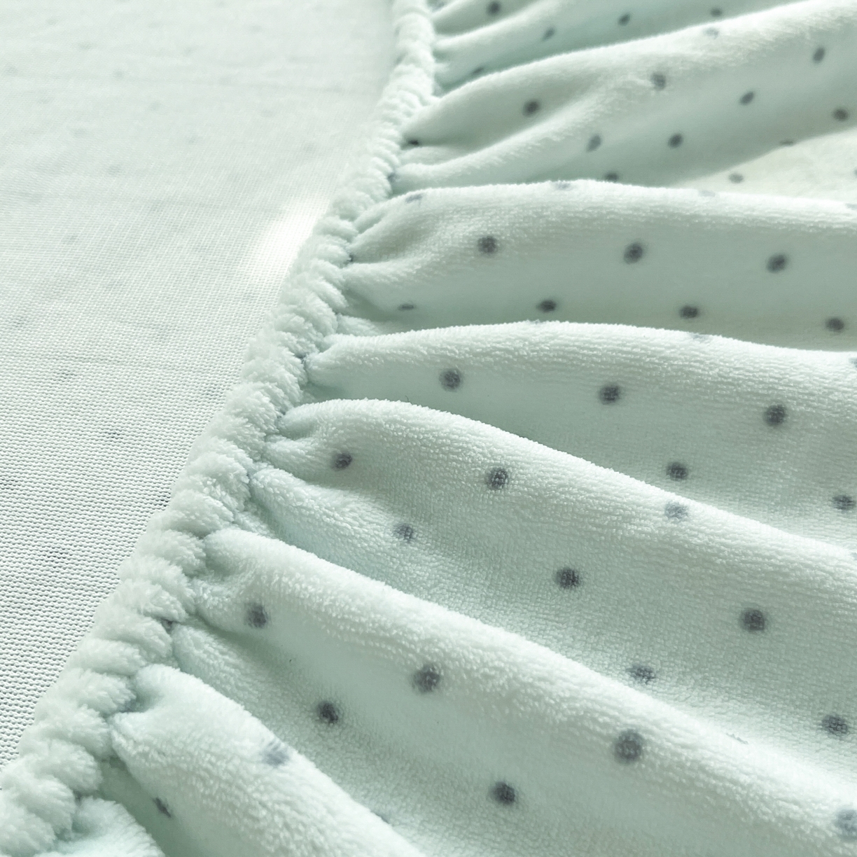 91家纺网 家纺一手货源 找家纺 （总）佳汐蓝家纺 2025新款秋冬220克贴布绣牛奶绒床笠三件套