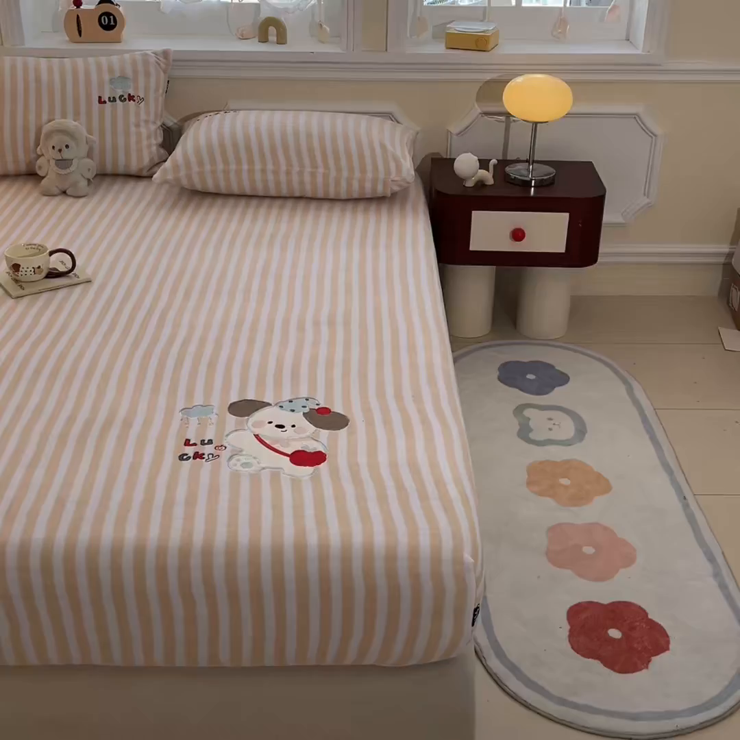 91家纺网 家纺一手货源 找家纺 佳汐蓝家纺 2025新款秋冬220克贴布绣牛奶绒床笠三件套 快乐小狗