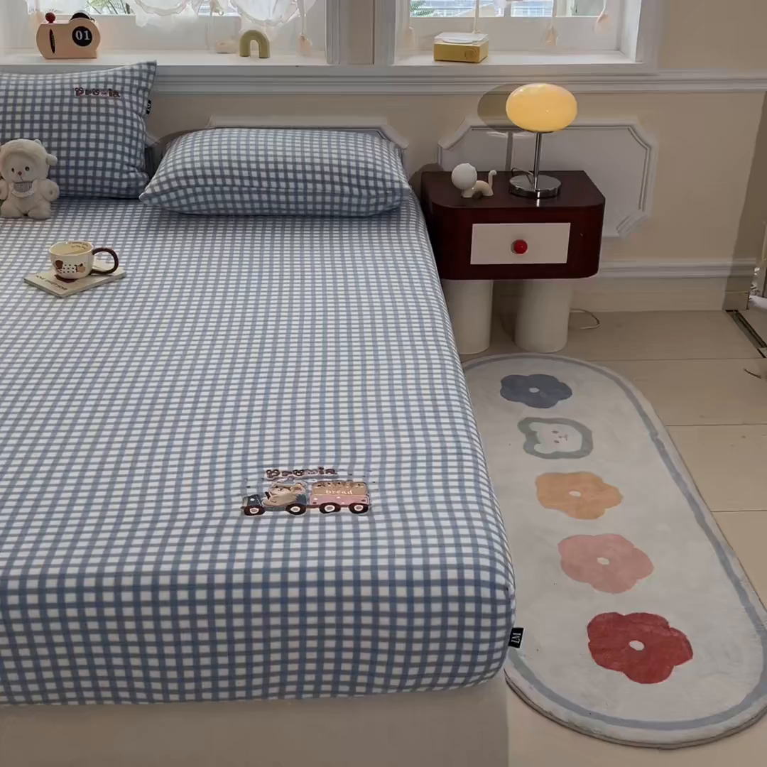 91家纺网 家纺一手货源 找家纺 佳汐蓝家纺 2025新款秋冬220克贴布绣牛奶绒床笠三件套 面包熊