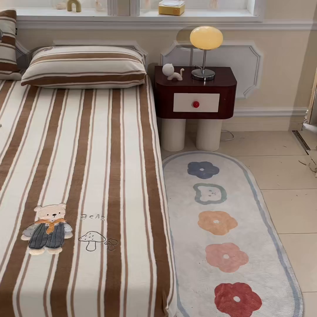 91家纺网 家纺一手货源 找家纺 佳汐蓝家纺 2025新款秋冬220克贴布绣牛奶绒床笠三件套 蘑菇熊