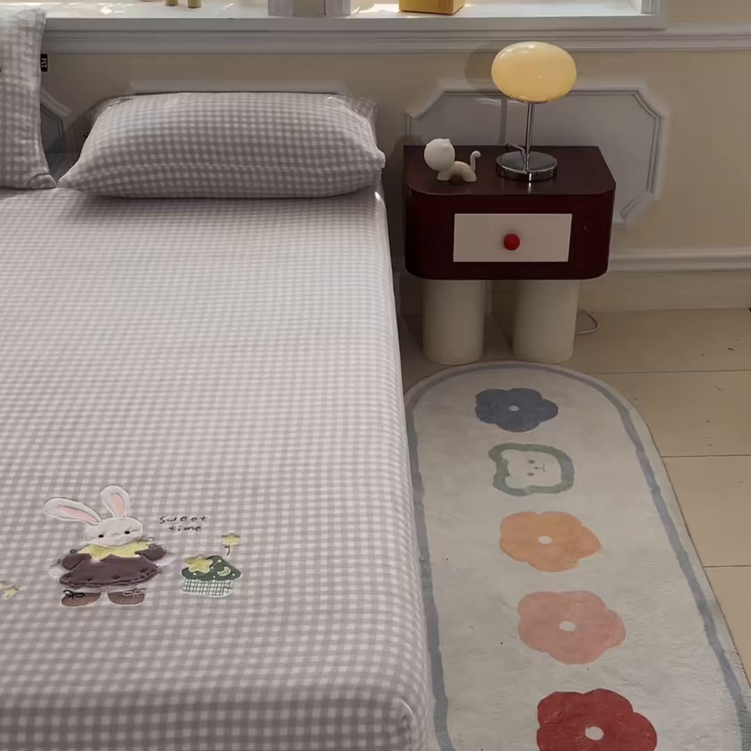 91家纺网 家纺一手货源 找家纺 佳汐蓝家纺 2025新款秋冬220克贴布绣牛奶绒床笠三件套 星星兔