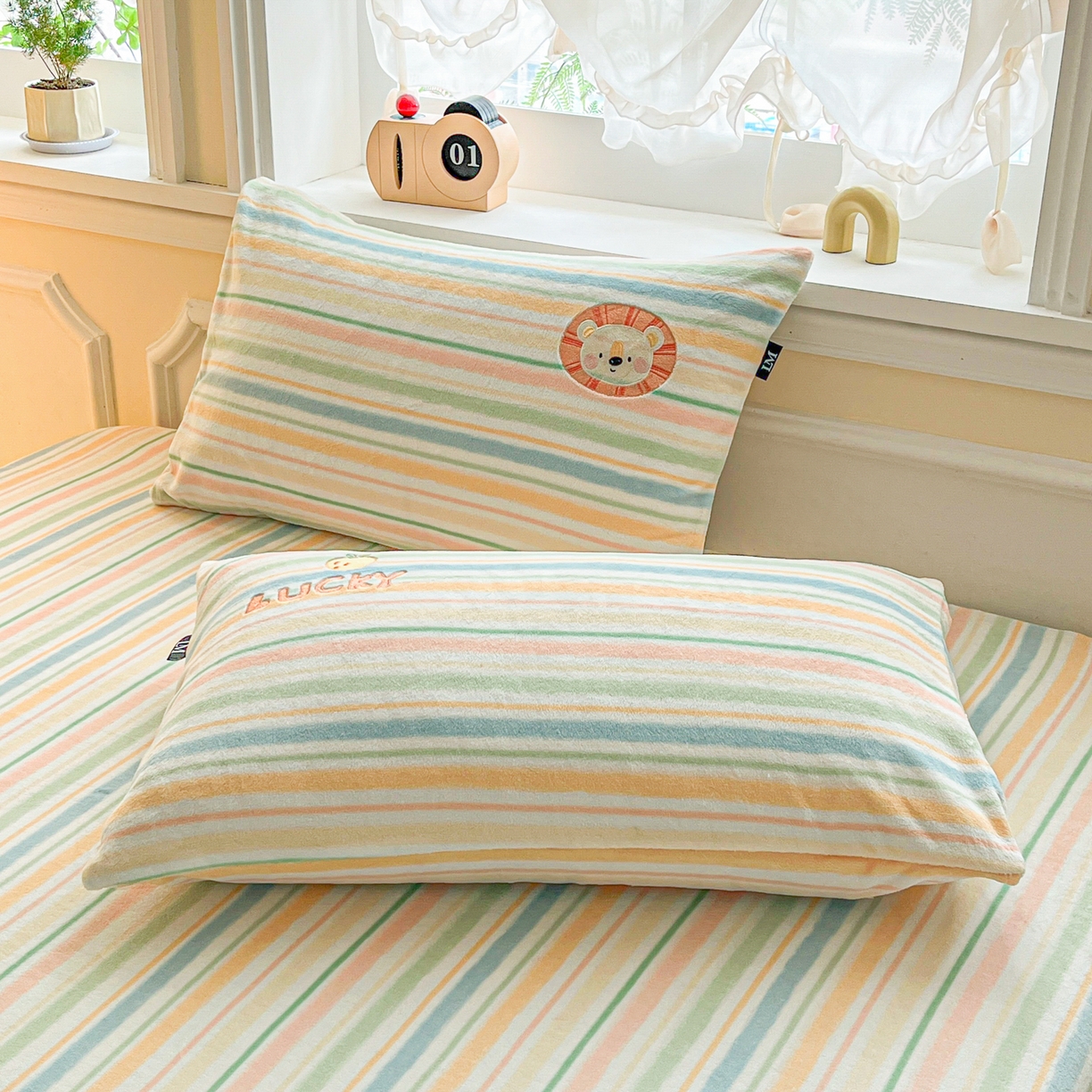 91家纺网 家纺一手货源 找家纺 佳汐蓝家纺 2025新款秋冬220克贴布绣牛奶绒床笠三件套 太阳狮