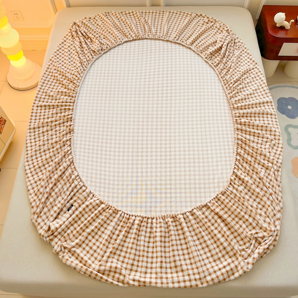 91家纺网 家纺一手货源 找家纺 佳汐蓝家纺 2025新款秋冬220克贴布绣牛奶绒床笠三件套 南瓜小猪