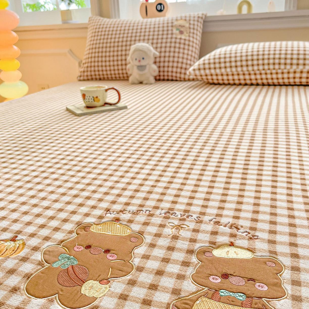 91家纺网 家纺一手货源 找家纺 佳汐蓝家纺 2025新款秋冬220克贴布绣牛奶绒床笠三件套 南瓜小猪