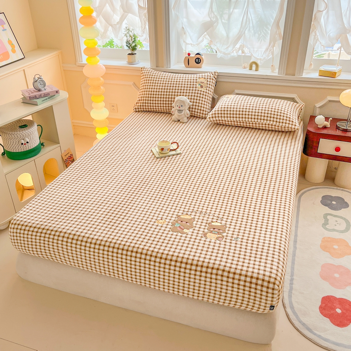 91家纺网 家纺一手货源 找家纺 佳汐蓝家纺 2025新款秋冬220克贴布绣牛奶绒床笠三件套 南瓜小猪