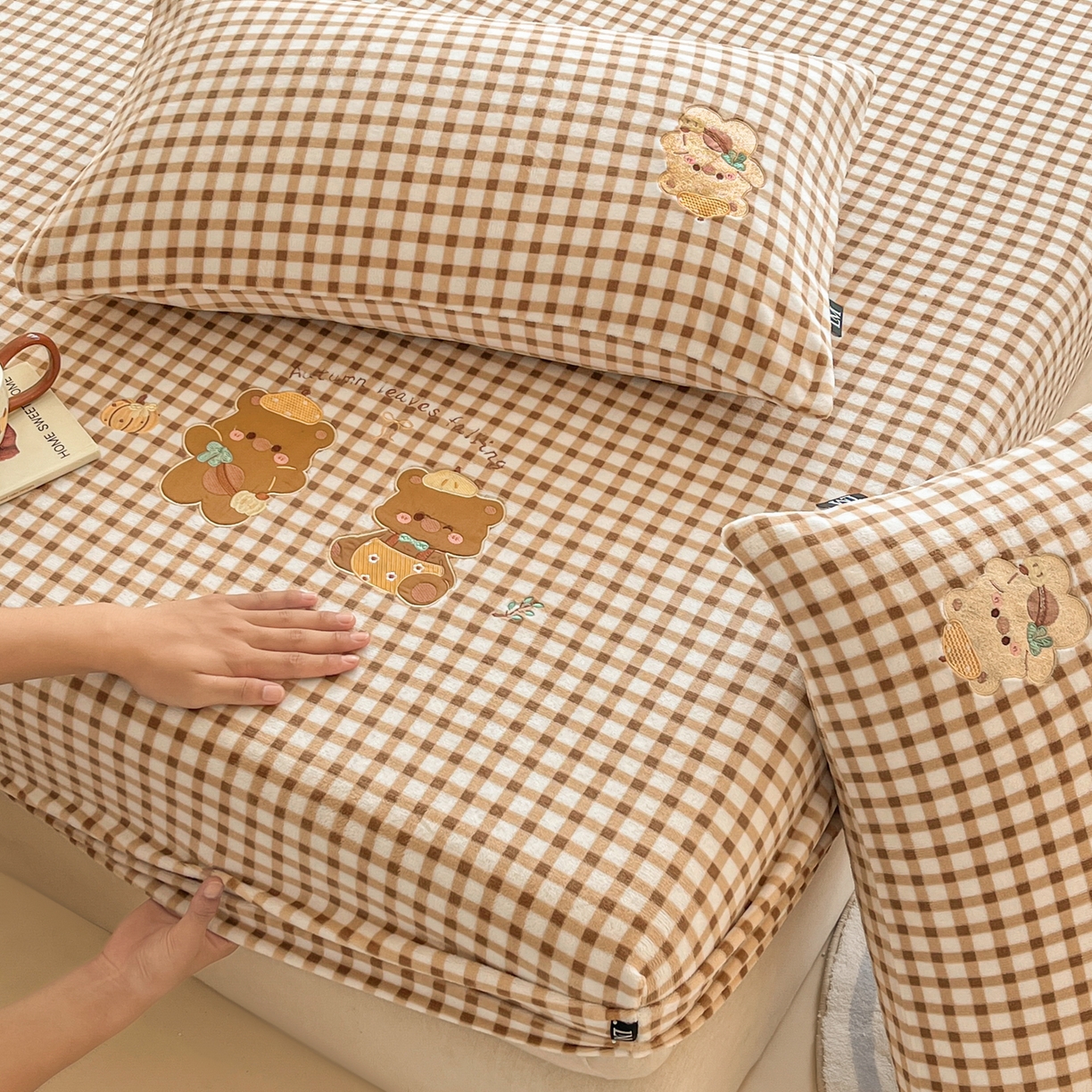 91家纺网 家纺一手货源 找家纺 佳汐蓝家纺 2025新款秋冬220克贴布绣牛奶绒床笠三件套 南瓜小猪