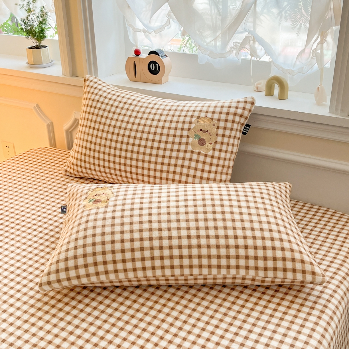 91家纺网 家纺一手货源 找家纺 佳汐蓝家纺 2025新款秋冬220克贴布绣牛奶绒床笠三件套 南瓜小猪