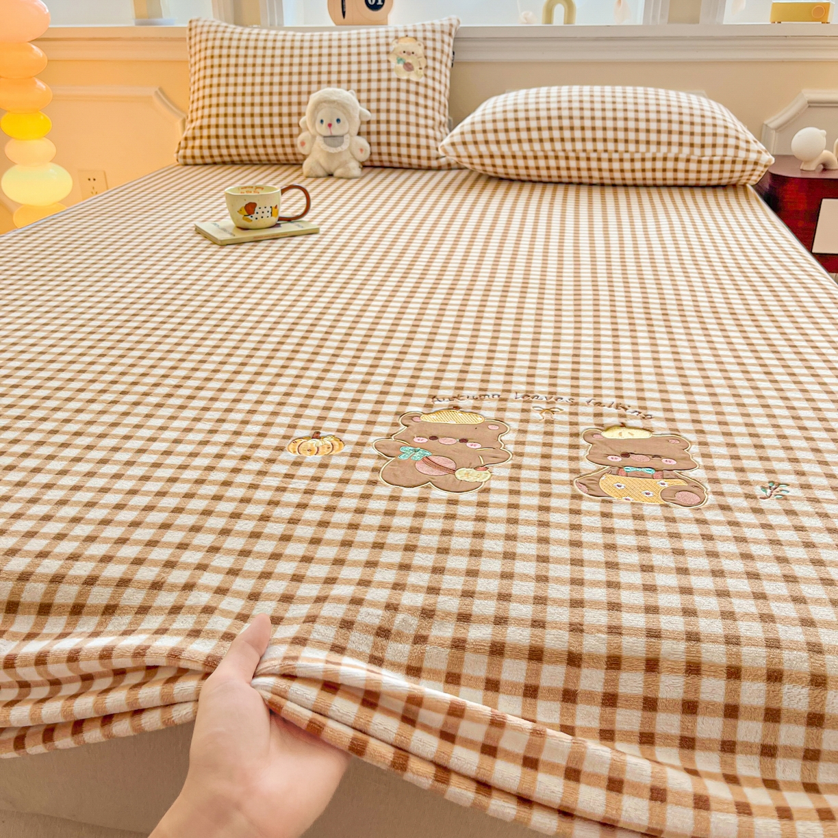 91家纺网 家纺一手货源 找家纺 佳汐蓝家纺 2025新款秋冬220克贴布绣牛奶绒床笠三件套 南瓜小猪