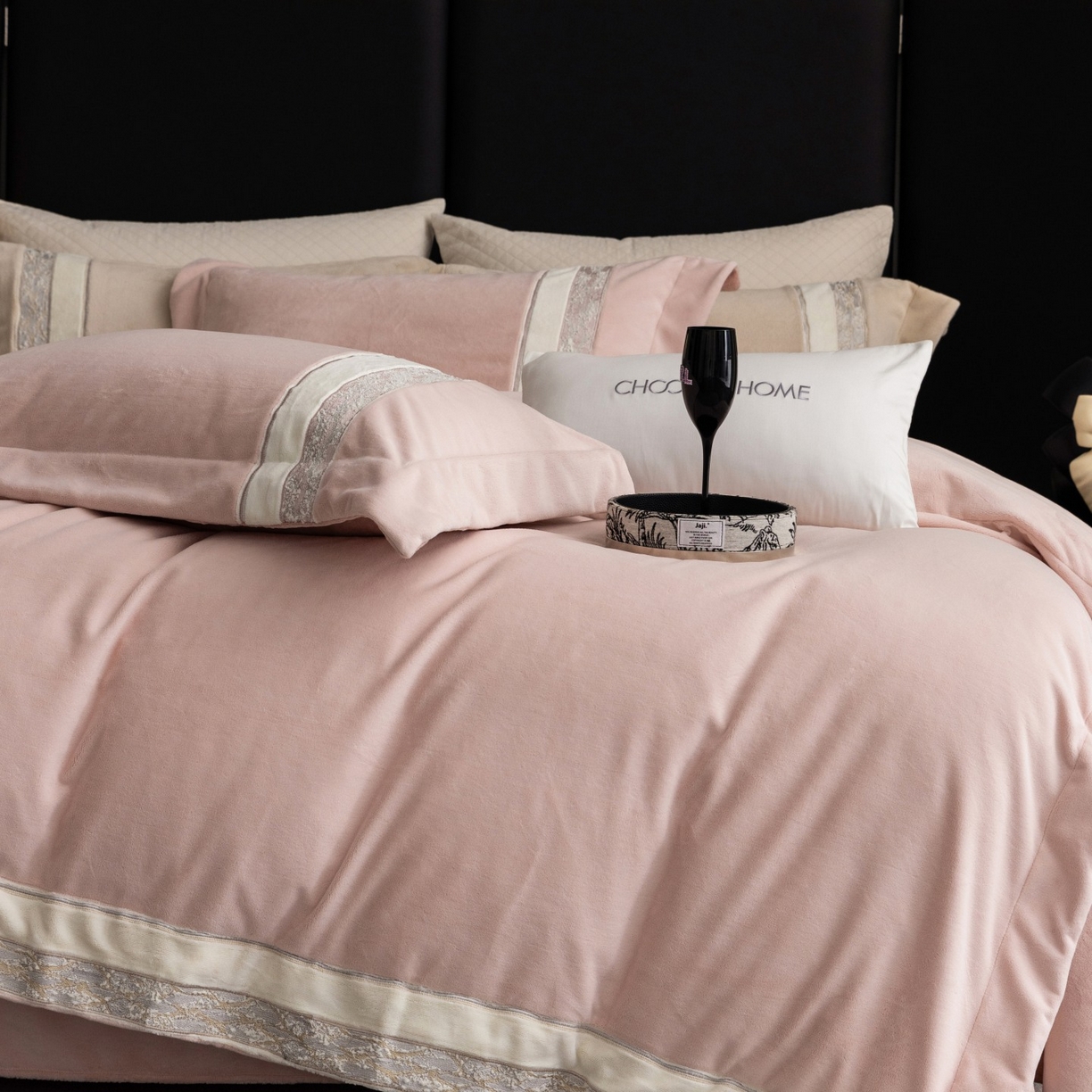 91家纺网 家纺一手货源 找家纺 （总）初拾 2025新款230g牛奶绒“高级感“绣花四件套—曼岛邂逅