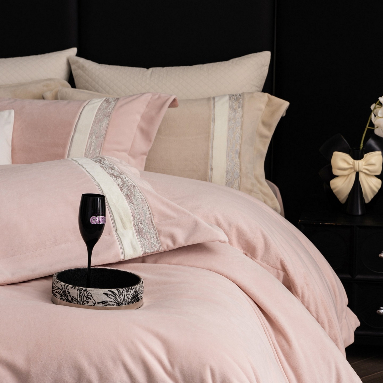 91家纺网 家纺一手货源 找家纺 （总）初拾 2025新款230g牛奶绒“高级感“绣花四件套—曼岛邂逅