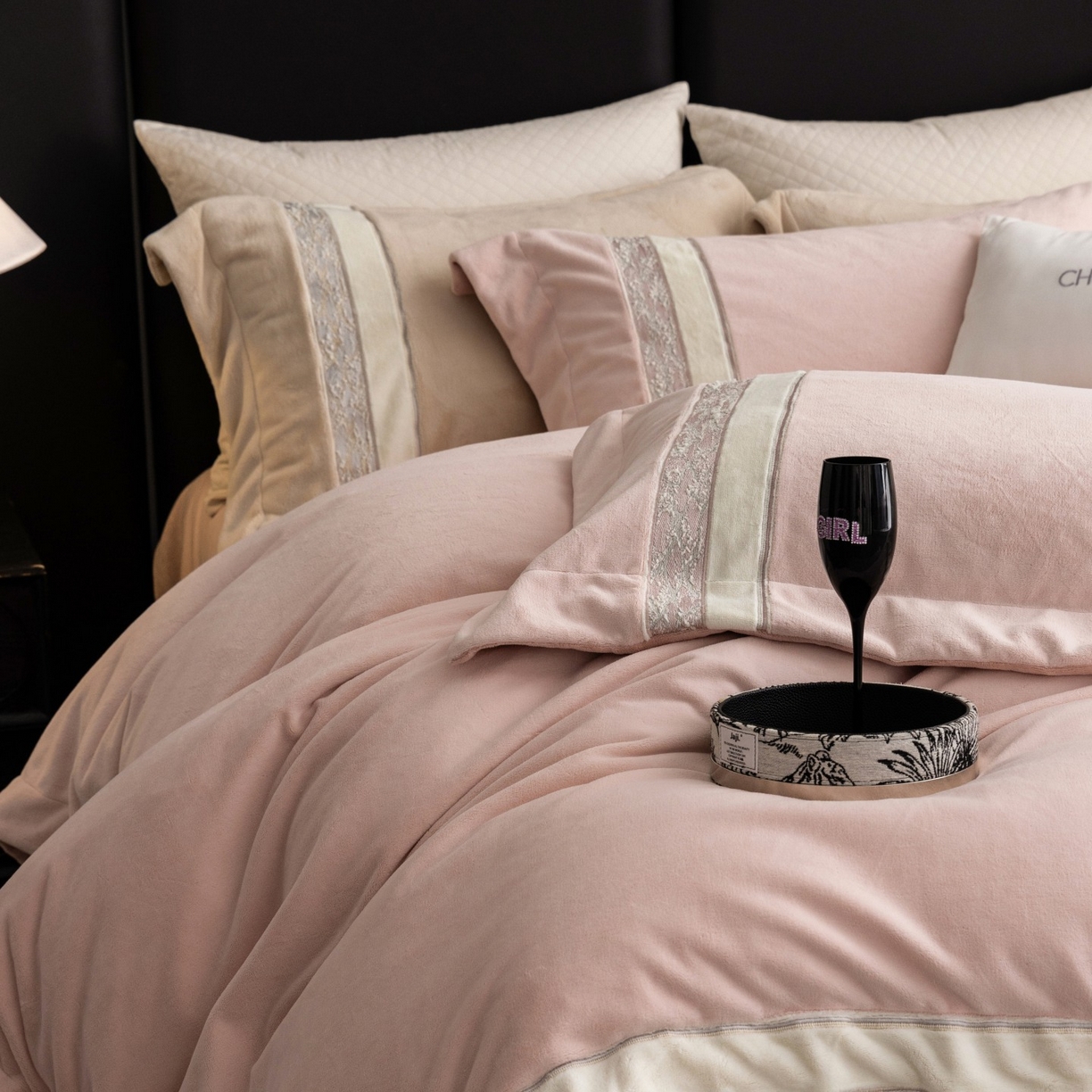 91家纺网 家纺一手货源 找家纺 （总）初拾 2025新款230g牛奶绒“高级感“绣花四件套—曼岛邂逅