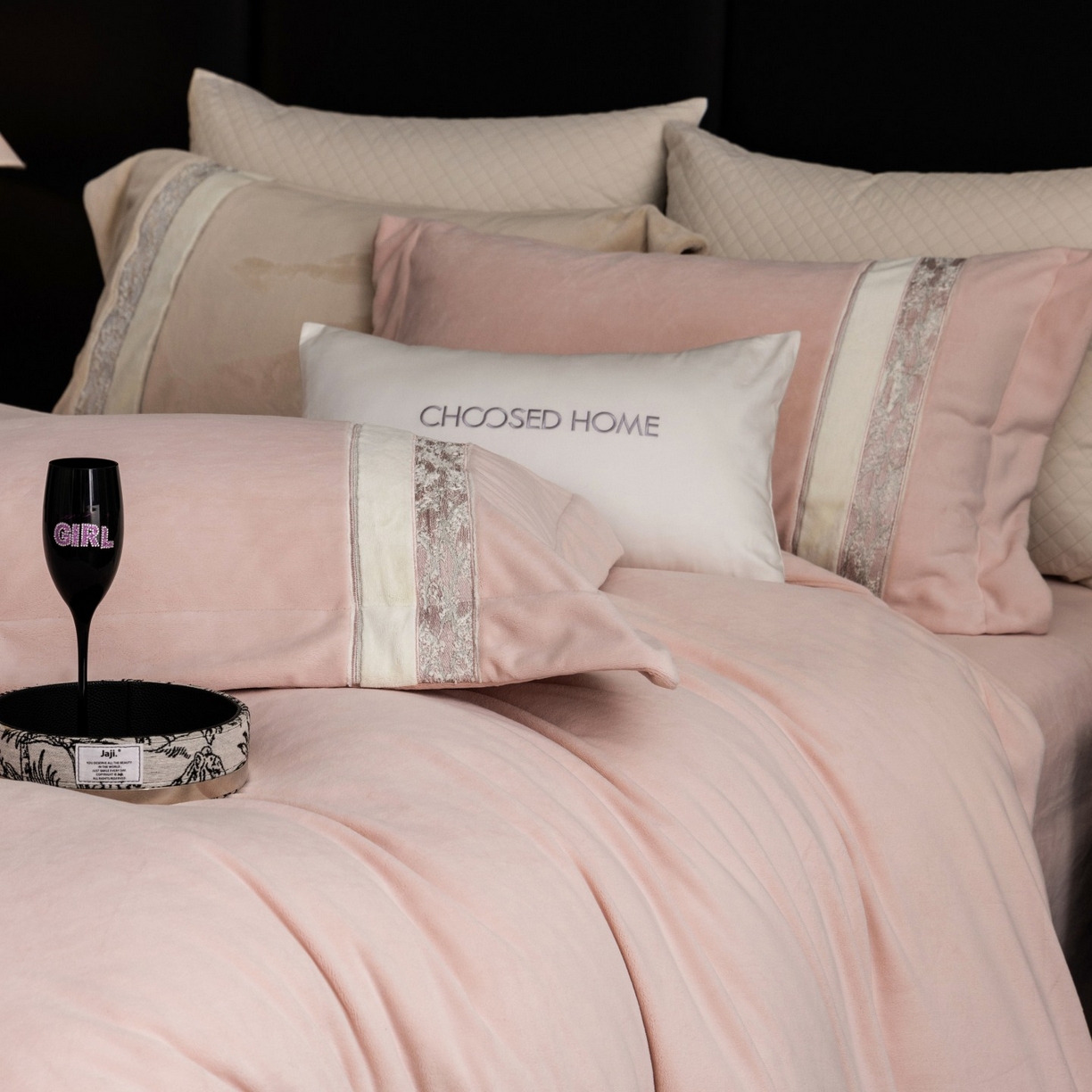 91家纺网 家纺一手货源 找家纺 （总）初拾 2025新款230g牛奶绒“高级感“绣花四件套—曼岛邂逅