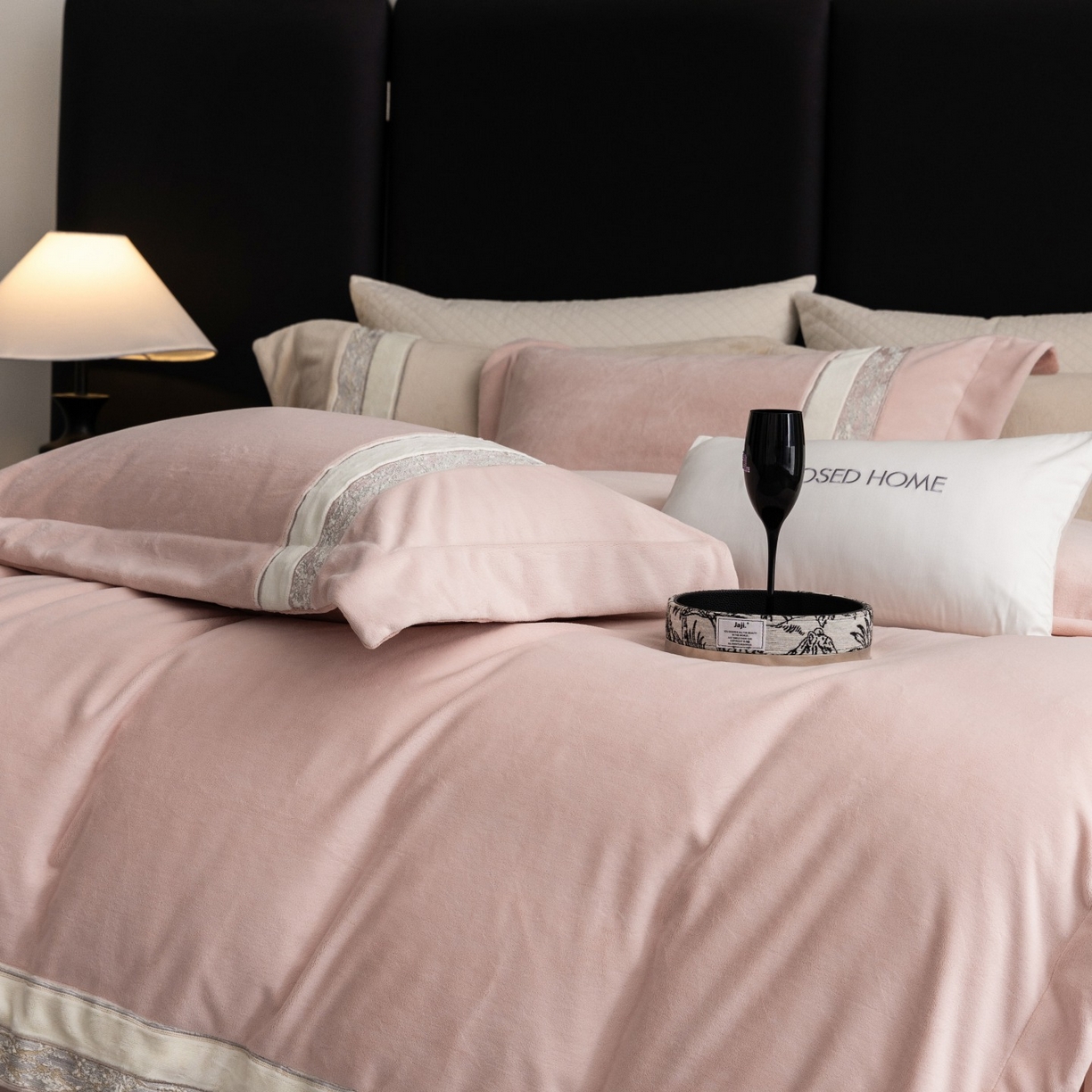 91家纺网 家纺一手货源 找家纺 （总）初拾 2025新款230g牛奶绒“高级感“绣花四件套—曼岛邂逅