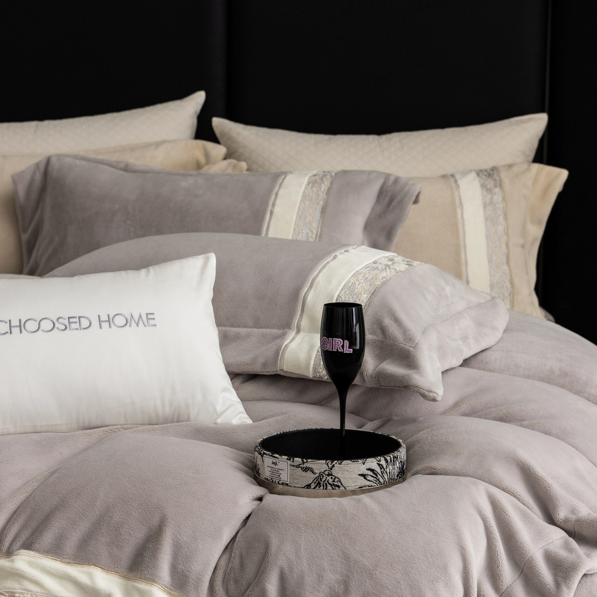 91家纺网 家纺一手货源 找家纺 初拾 2025新款230g牛奶绒“高级感“绣花四件套—曼岛邂逅 曼岛邂逅-气质灰