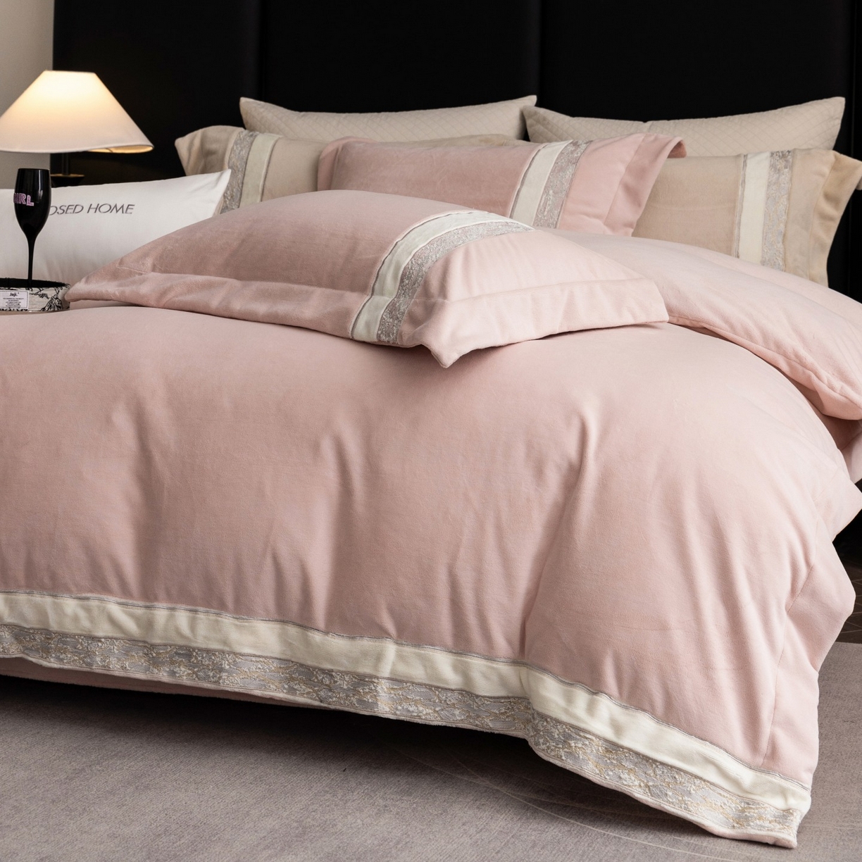 91家纺网 家纺一手货源 找家纺 初拾 2025新款230g牛奶绒“高级感“绣花四件套—曼岛邂逅 曼岛邂逅-奶油粉