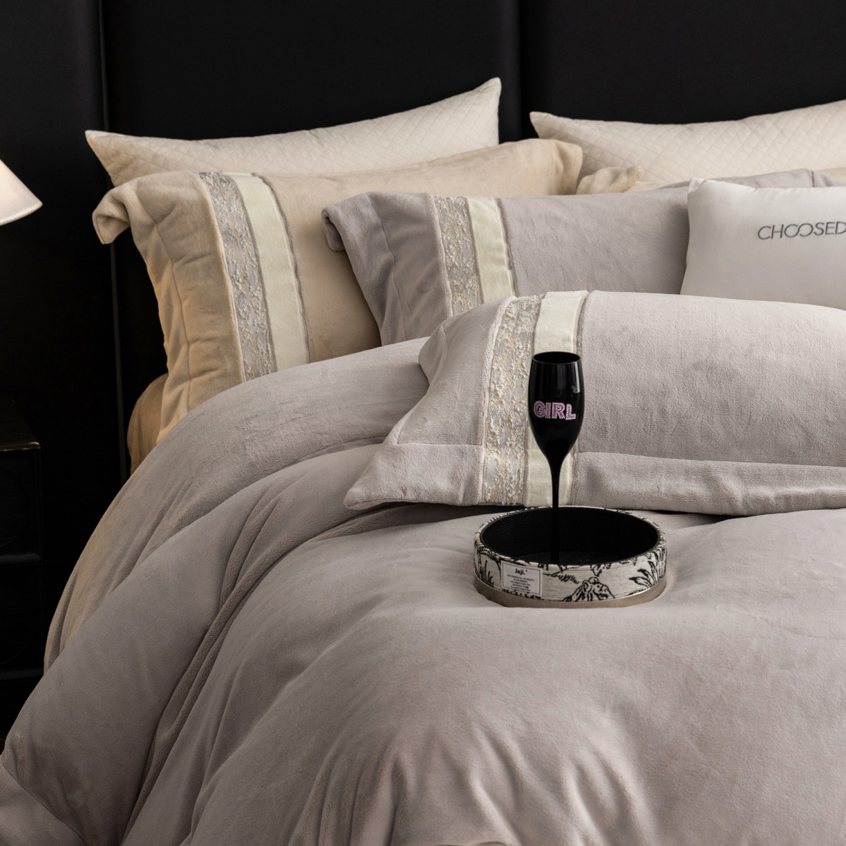 91家纺网 家纺一手货源 找家纺 初拾 2025新款230g牛奶绒“高级感“绣花四件套—曼岛邂逅 曼岛邂逅-气质灰