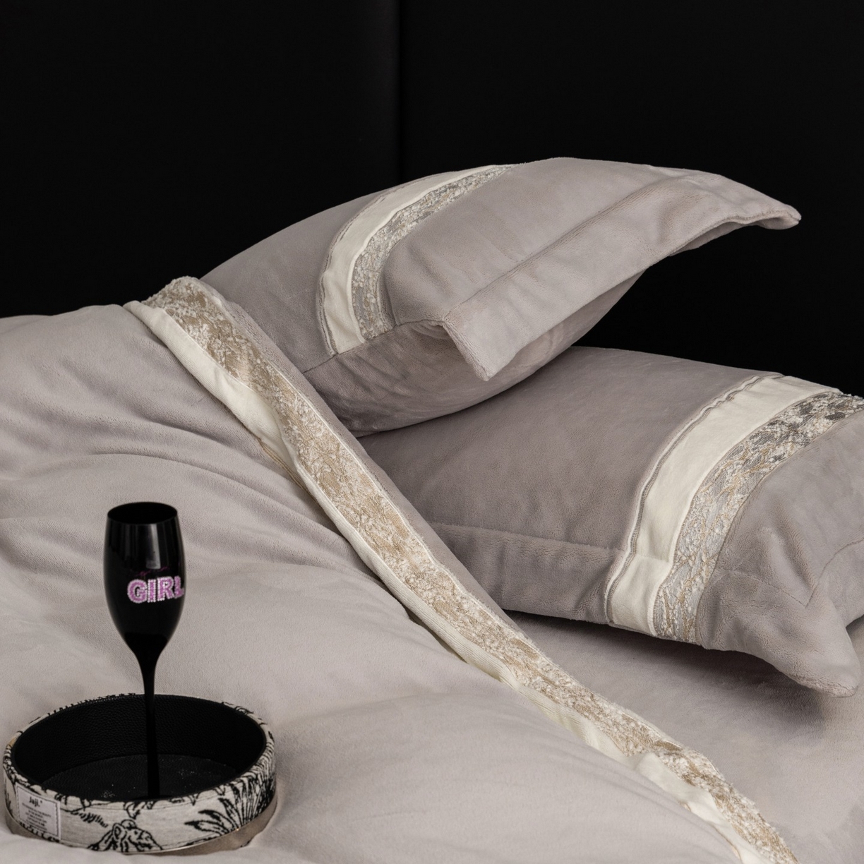 91家纺网 家纺一手货源 找家纺 初拾 2025新款230g牛奶绒“高级感“绣花四件套—曼岛邂逅 曼岛邂逅-气质灰