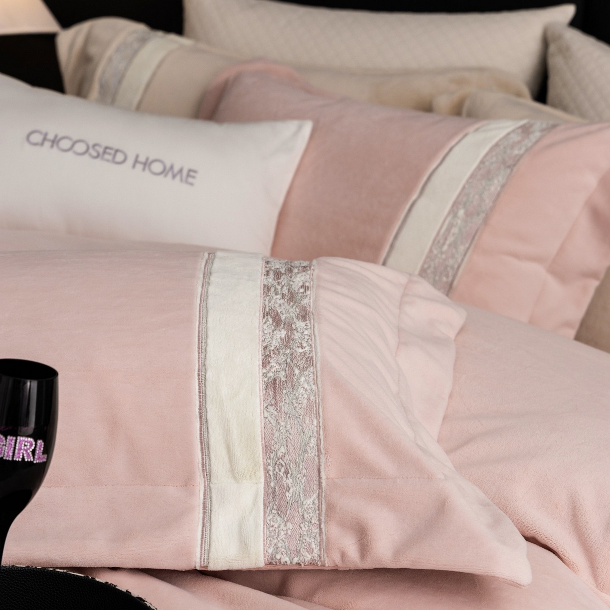 91家纺网 家纺一手货源 找家纺 初拾 2025新款230g牛奶绒“高级感“绣花四件套—曼岛邂逅 曼岛邂逅-奶油粉