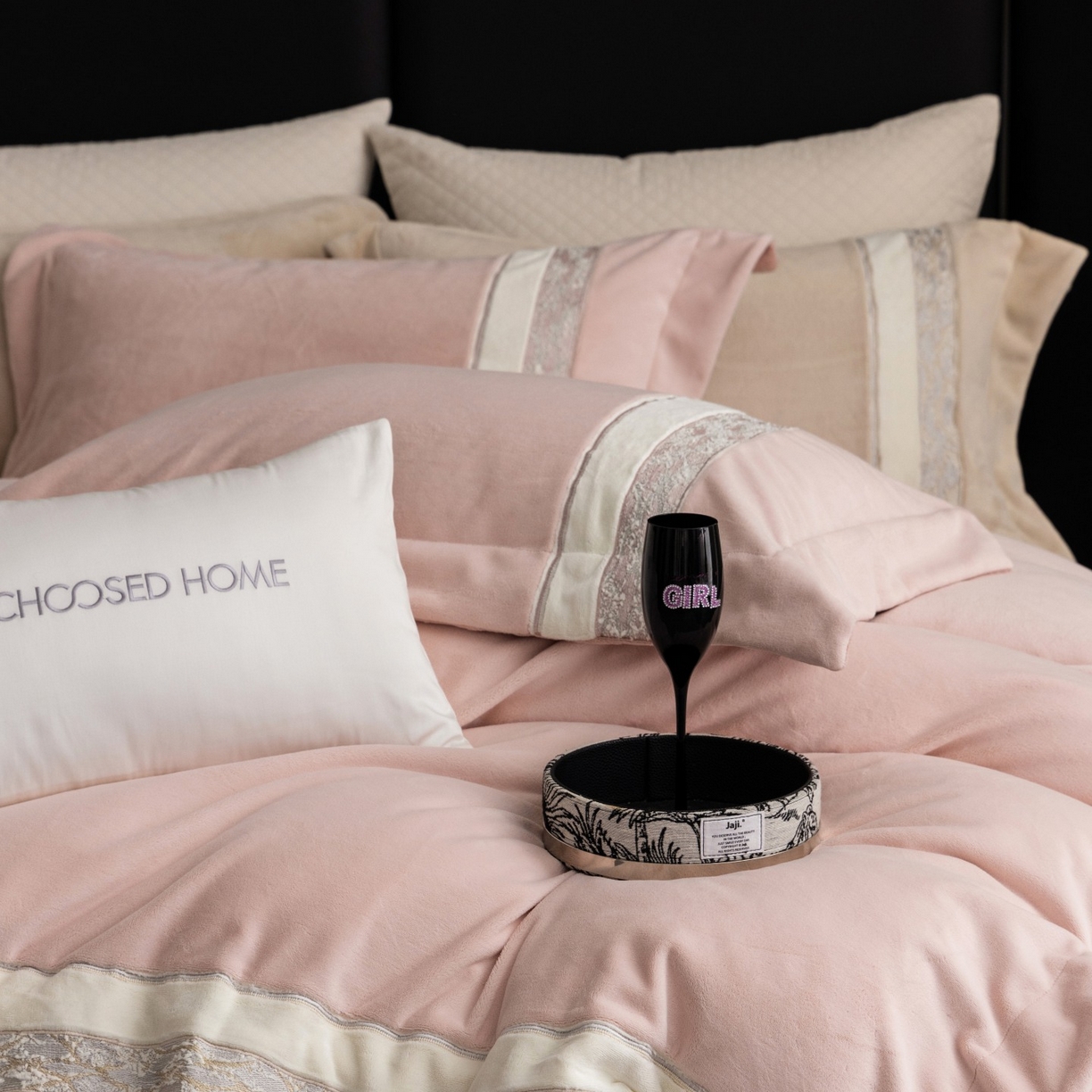 91家纺网 家纺一手货源 找家纺 初拾 2025新款230g牛奶绒“高级感“绣花四件套—曼岛邂逅 曼岛邂逅-奶油粉