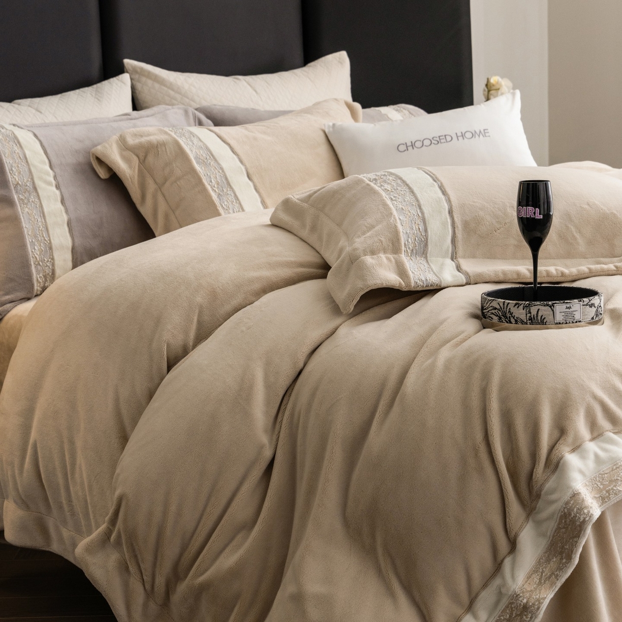 91家纺网 家纺一手货源 找家纺 初拾 2025新款230g牛奶绒“高级感“绣花四件套—曼岛邂逅 曼岛邂逅-香槟