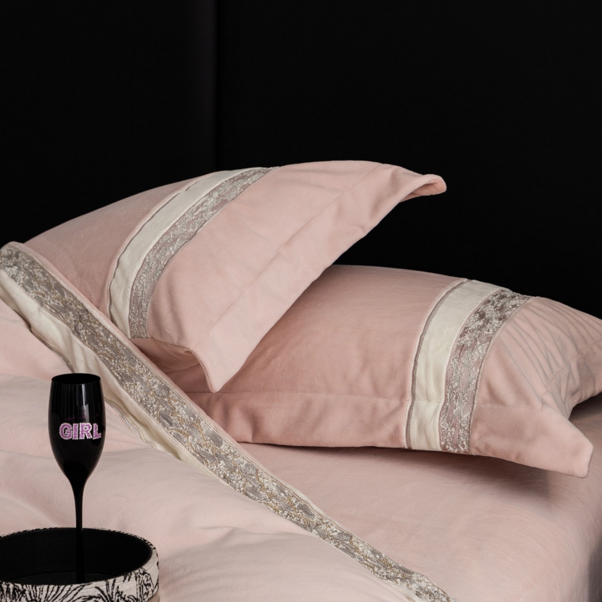 91家纺网 家纺一手货源 找家纺 初拾 2025新款230g牛奶绒“高级感“绣花四件套—曼岛邂逅 曼岛邂逅-奶油粉