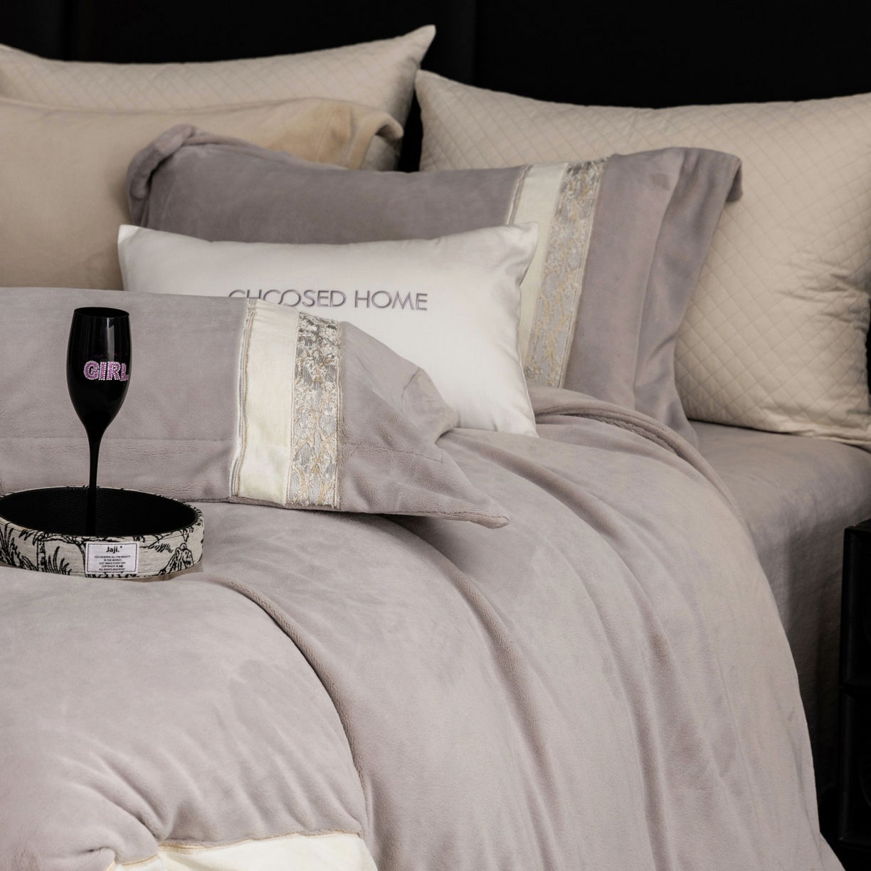 91家纺网 家纺一手货源 找家纺 初拾 2025新款230g牛奶绒“高级感“绣花四件套—曼岛邂逅 曼岛邂逅-气质灰