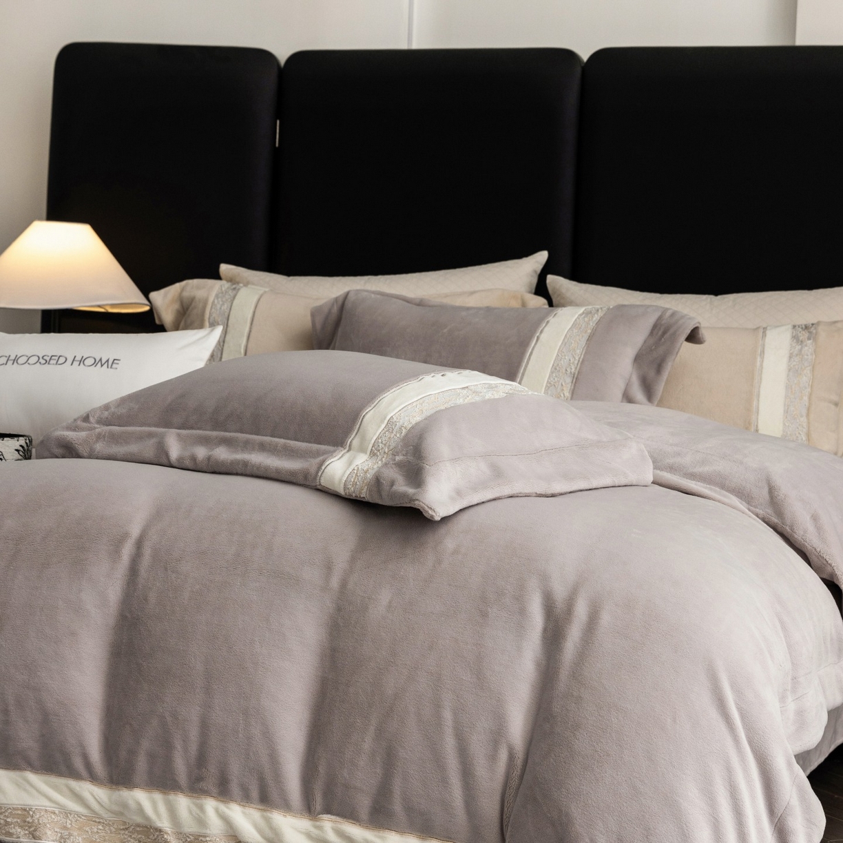 91家纺网 家纺一手货源 找家纺 初拾 2025新款230g牛奶绒“高级感“绣花四件套—曼岛邂逅 曼岛邂逅-气质灰