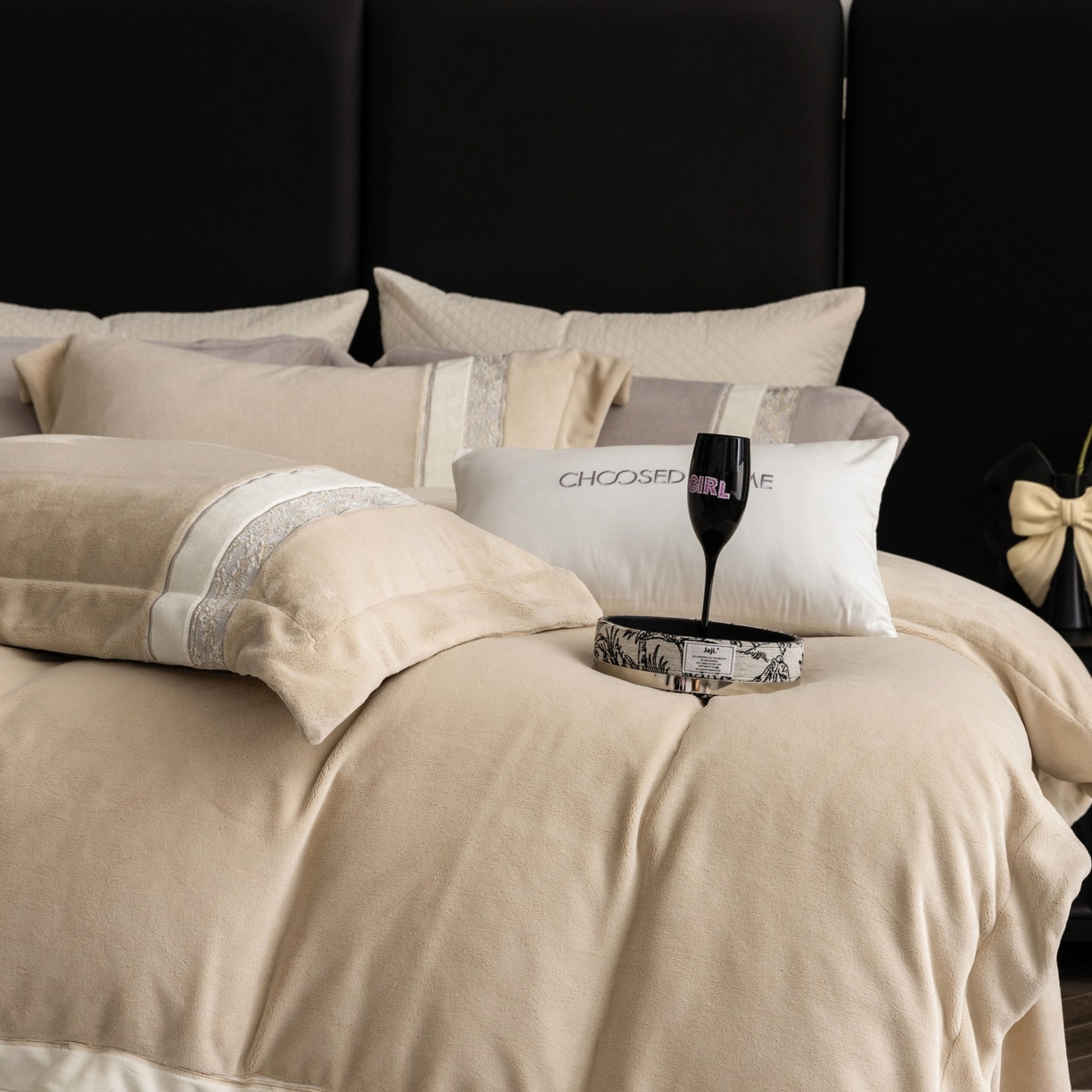 91家纺网 家纺一手货源 找家纺 初拾 2025新款230g牛奶绒“高级感“绣花四件套—曼岛邂逅 曼岛邂逅-香槟