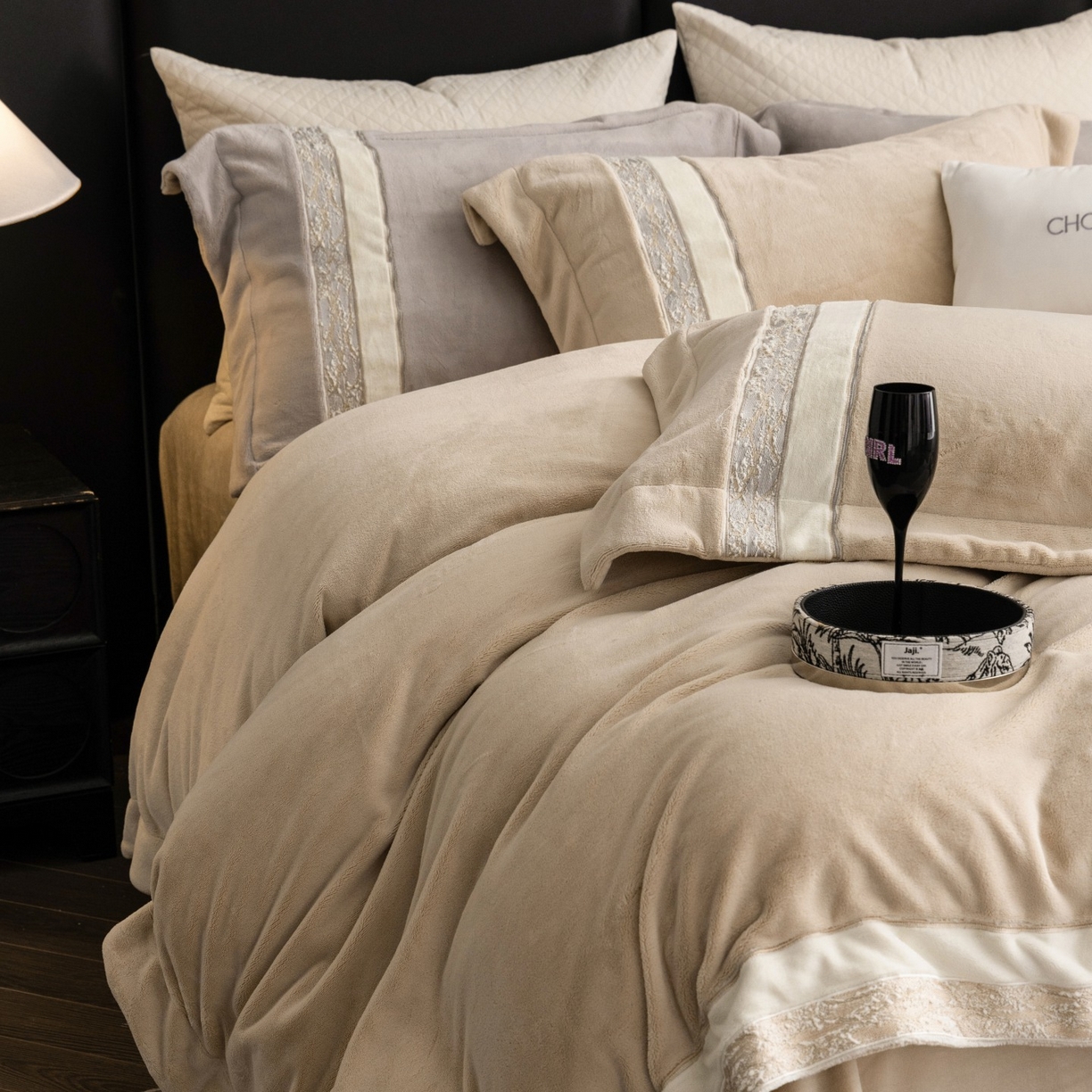 91家纺网 家纺一手货源 找家纺 初拾 2025新款230g牛奶绒“高级感“绣花四件套—曼岛邂逅 曼岛邂逅-香槟