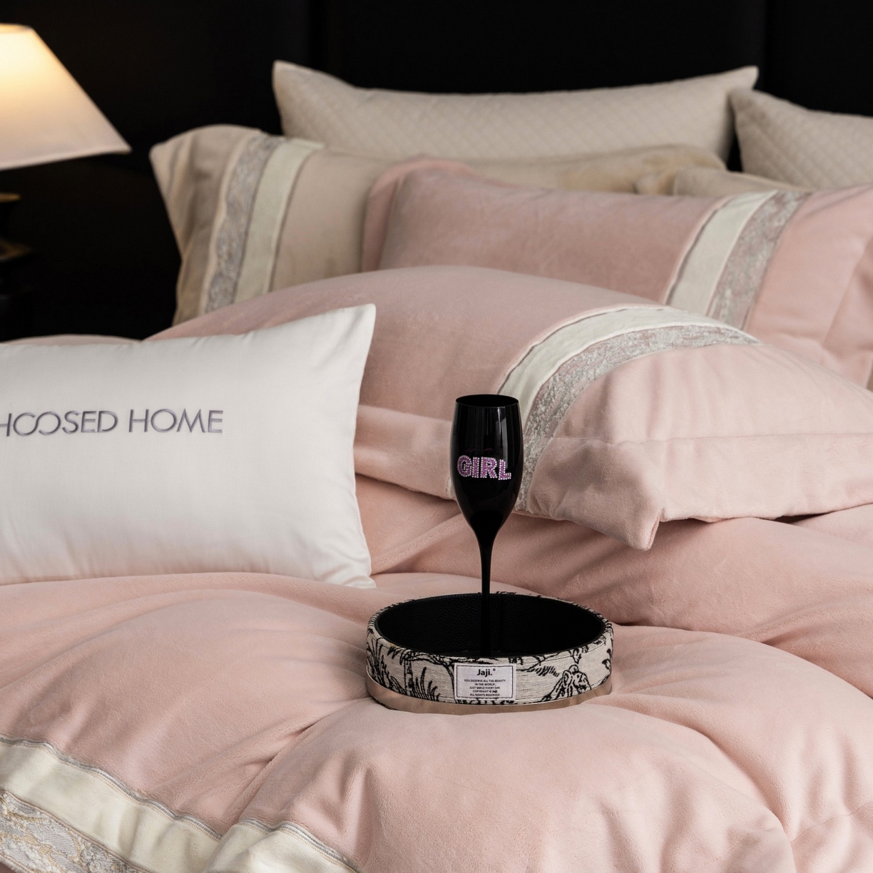 91家纺网 家纺一手货源 找家纺 初拾 2025新款230g牛奶绒“高级感“绣花四件套—曼岛邂逅 曼岛邂逅-奶油粉