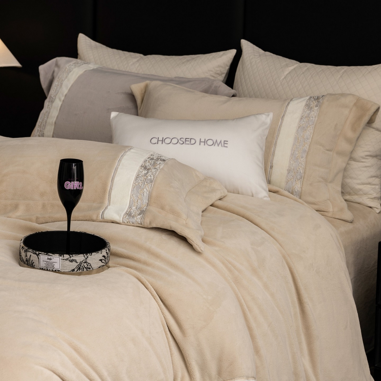 91家纺网 家纺一手货源 找家纺 初拾 2025新款230g牛奶绒“高级感“绣花四件套—曼岛邂逅 曼岛邂逅-香槟