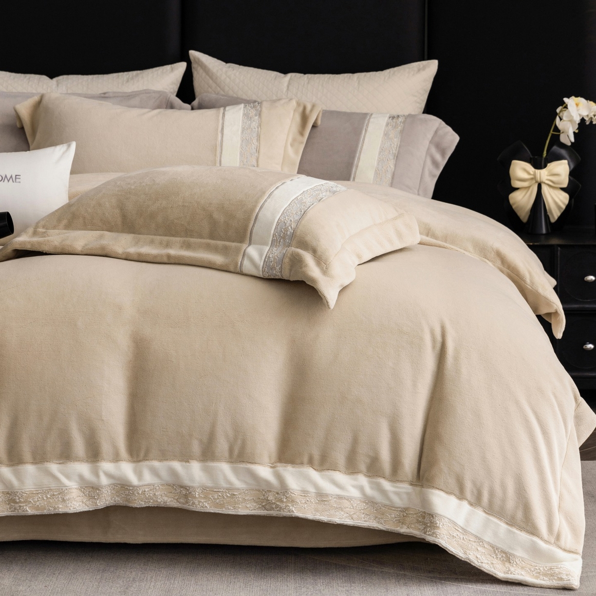 91家纺网 家纺一手货源 找家纺 初拾 2025新款230g牛奶绒“高级感“绣花四件套—曼岛邂逅 曼岛邂逅-香槟