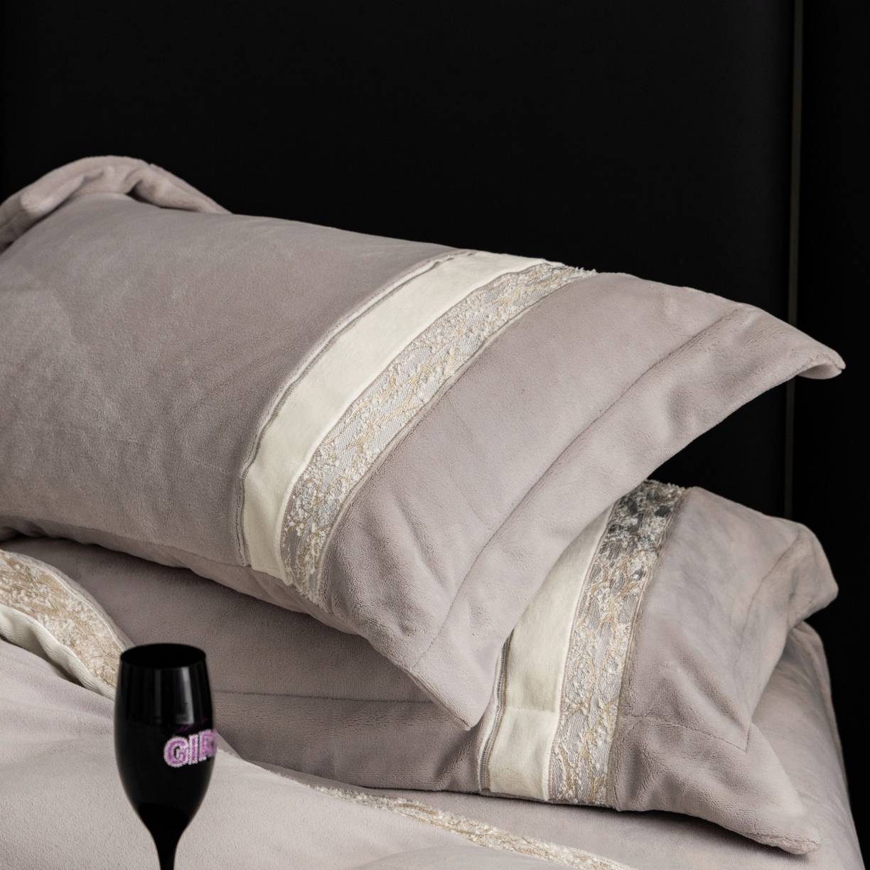 91家纺网 家纺一手货源 找家纺 初拾 2025新款230g牛奶绒“高级感“绣花四件套—曼岛邂逅 曼岛邂逅-气质灰