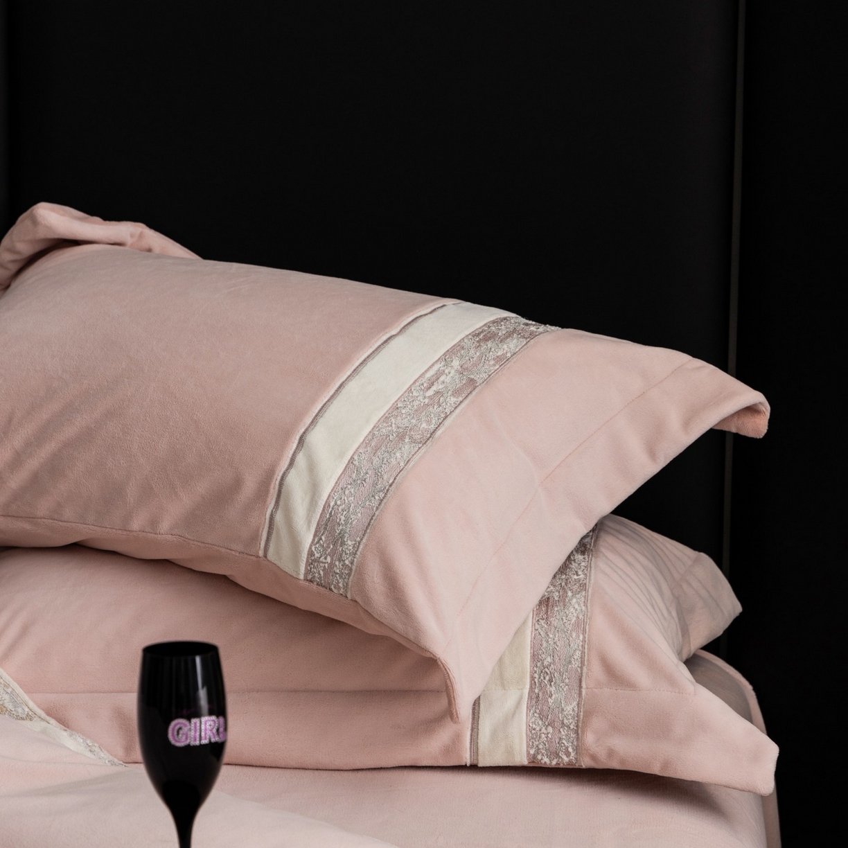 91家纺网 家纺一手货源 找家纺 初拾 2025新款230g牛奶绒“高级感“绣花四件套—曼岛邂逅 曼岛邂逅-奶油粉