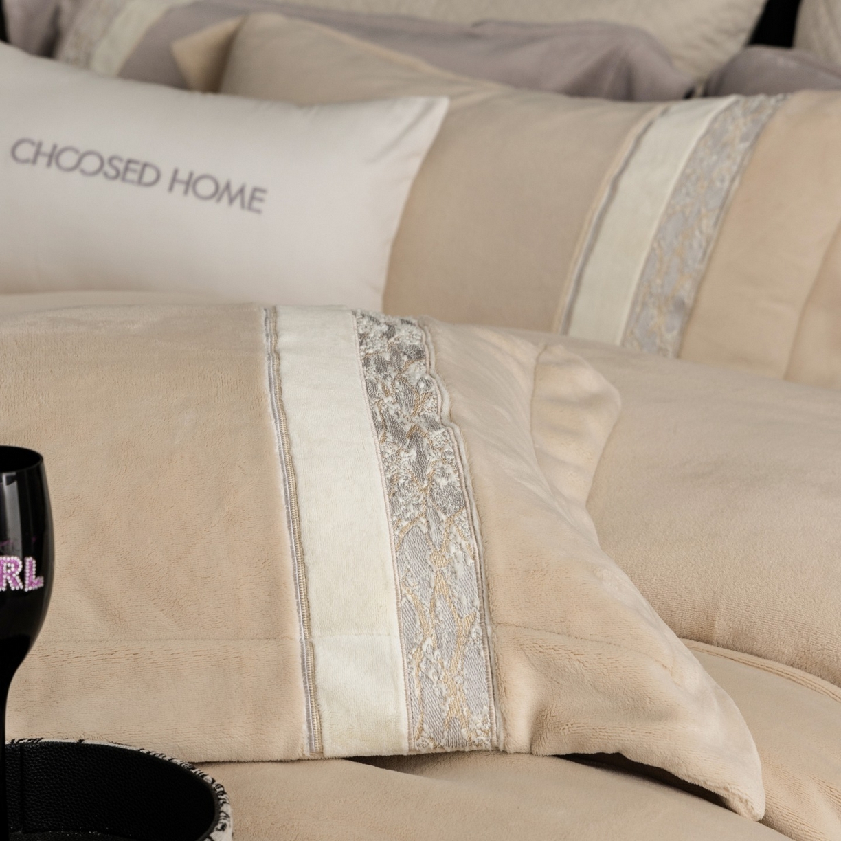 91家纺网 家纺一手货源 找家纺 初拾 2025新款230g牛奶绒“高级感“绣花四件套—曼岛邂逅 曼岛邂逅-香槟