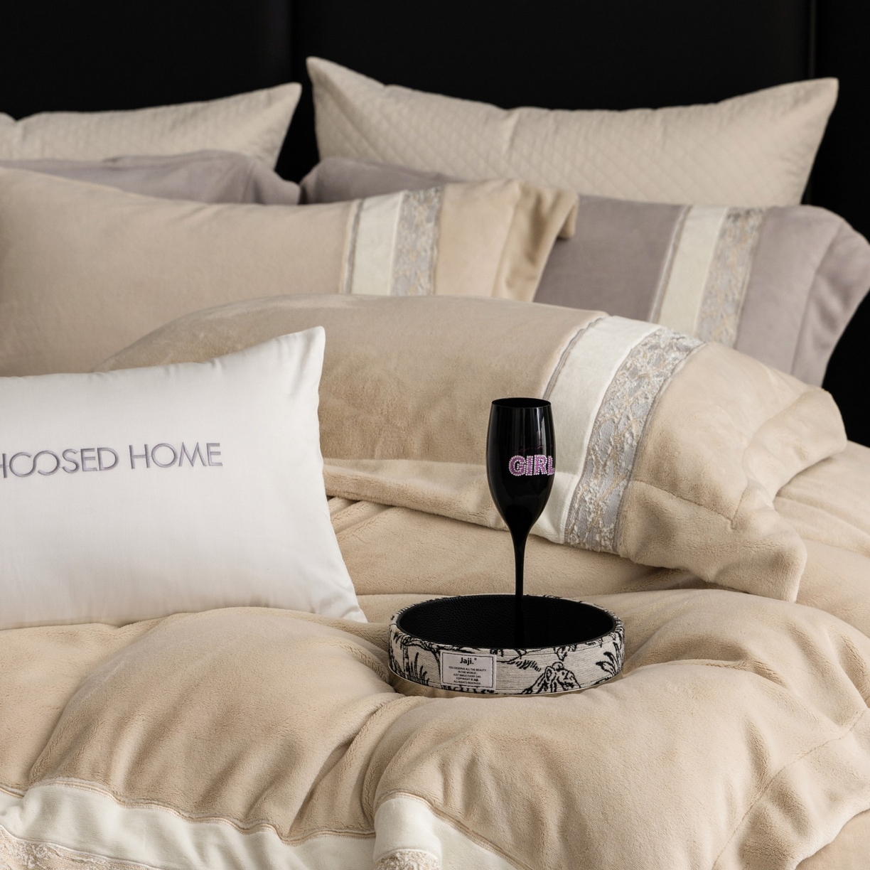 91家纺网 家纺一手货源 找家纺 初拾 2025新款230g牛奶绒“高级感“绣花四件套—曼岛邂逅 曼岛邂逅-香槟