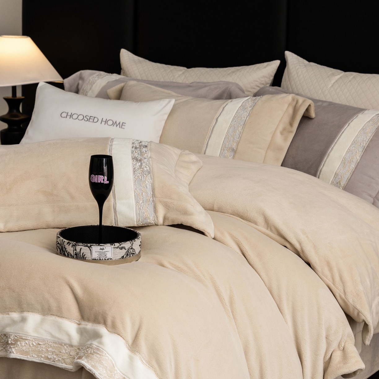 91家纺网 家纺一手货源 找家纺 初拾 2025新款230g牛奶绒“高级感“绣花四件套—曼岛邂逅 曼岛邂逅-香槟