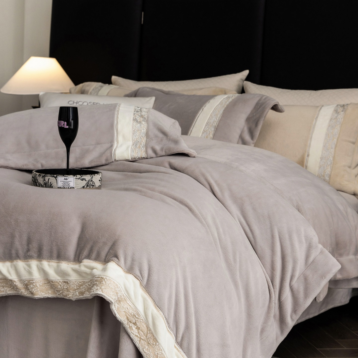 91家纺网 家纺一手货源 找家纺 初拾 2025新款230g牛奶绒“高级感“绣花四件套—曼岛邂逅 曼岛邂逅-气质灰