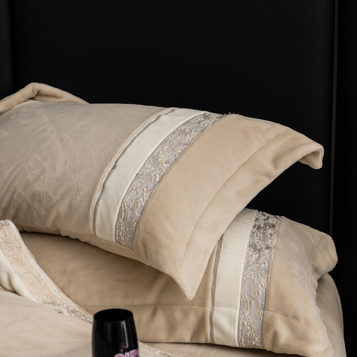 91家纺网 家纺一手货源 找家纺 初拾 2025新款230g牛奶绒“高级感“绣花四件套—曼岛邂逅 曼岛邂逅-香槟