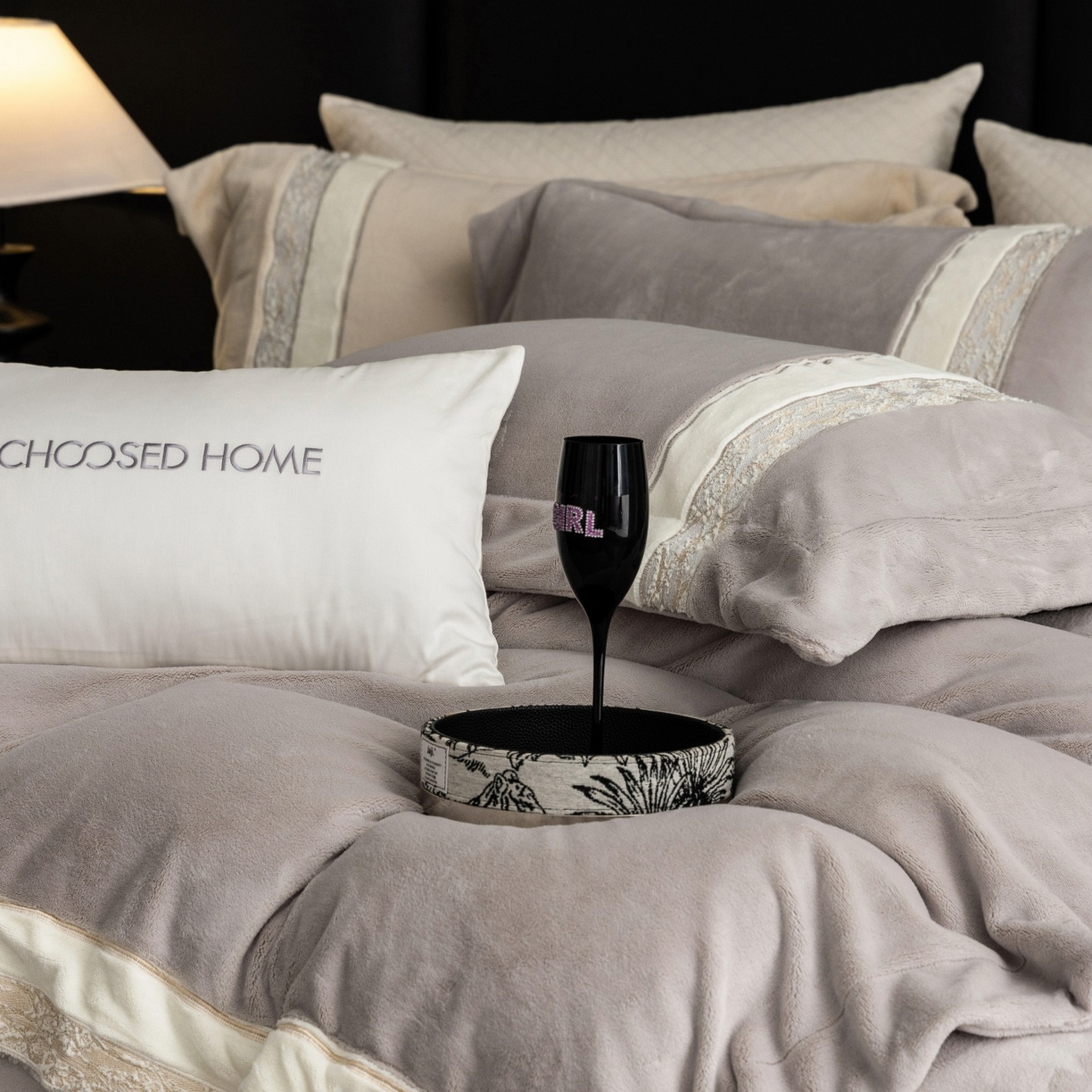 91家纺网 家纺一手货源 找家纺 初拾 2025新款230g牛奶绒“高级感“绣花四件套—曼岛邂逅 曼岛邂逅-气质灰