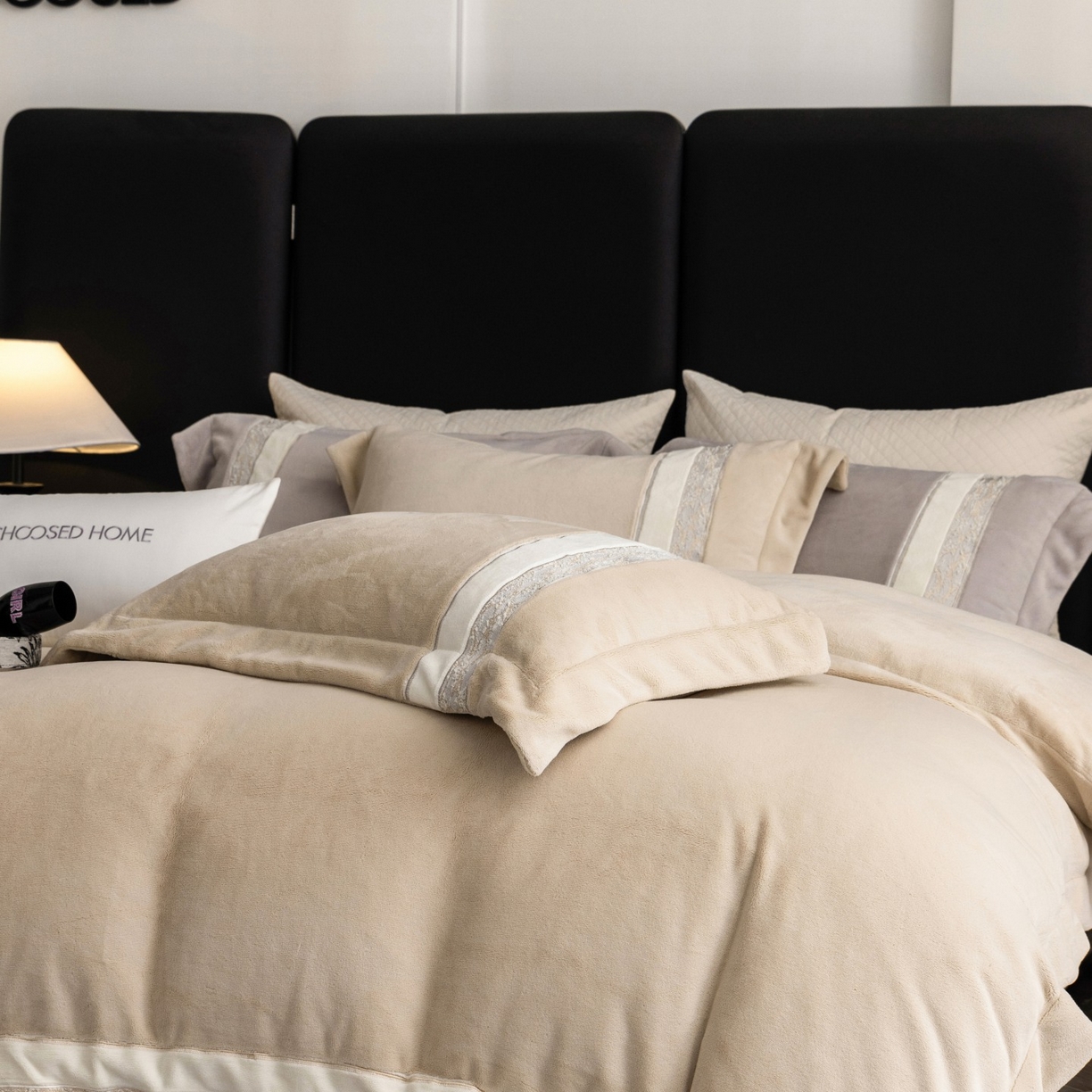 91家纺网 家纺一手货源 找家纺 初拾 2025新款230g牛奶绒“高级感“绣花四件套—曼岛邂逅 曼岛邂逅-香槟