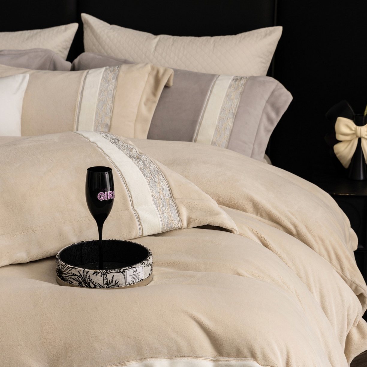 91家纺网 家纺一手货源 找家纺 初拾 2025新款230g牛奶绒“高级感“绣花四件套—曼岛邂逅 曼岛邂逅-香槟