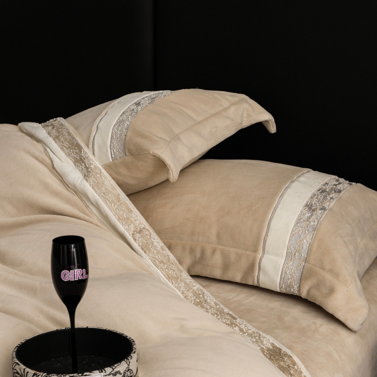 91家纺网 家纺一手货源 找家纺 初拾 2025新款230g牛奶绒“高级感“绣花四件套—曼岛邂逅 曼岛邂逅-香槟