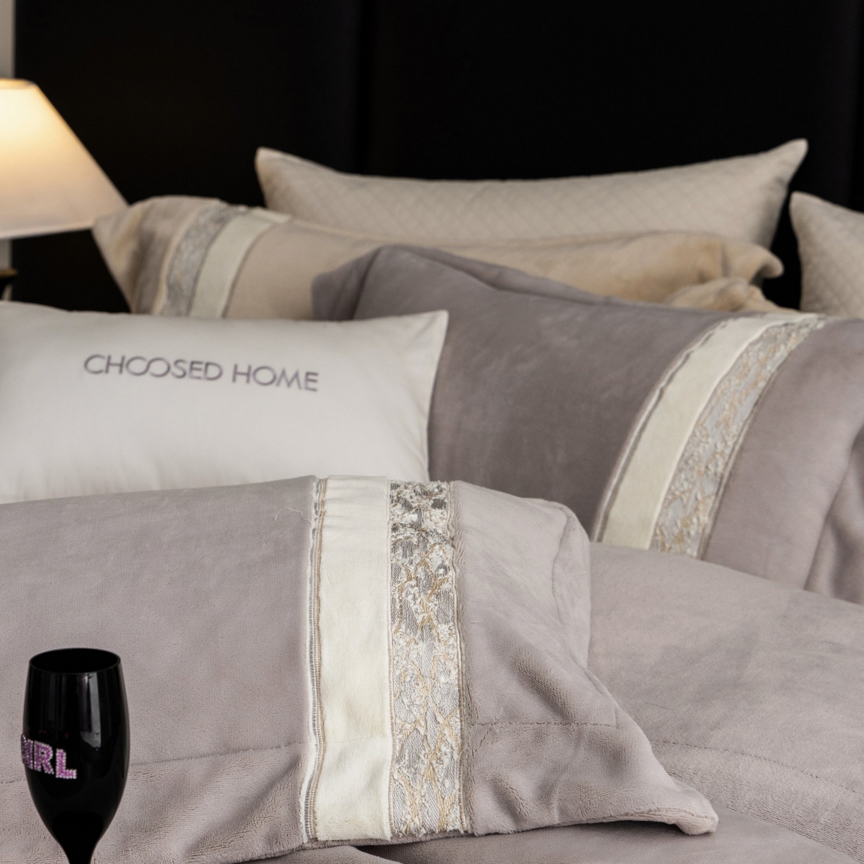 91家纺网 家纺一手货源 找家纺 初拾 2025新款230g牛奶绒“高级感“绣花四件套—曼岛邂逅 曼岛邂逅-气质灰