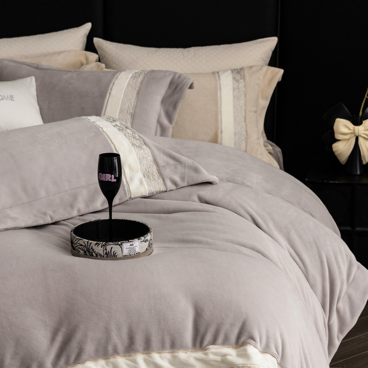 91家纺网 家纺一手货源 找家纺 初拾 2025新款230g牛奶绒“高级感“绣花四件套—曼岛邂逅 曼岛邂逅-气质灰