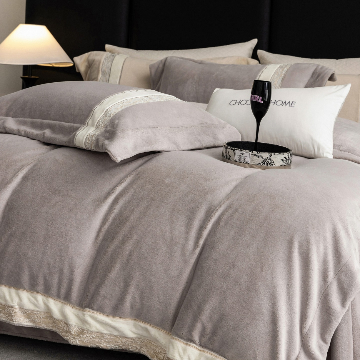 91家纺网 家纺一手货源 找家纺 初拾 2025新款230g牛奶绒“高级感“绣花四件套—曼岛邂逅 曼岛邂逅-气质灰
