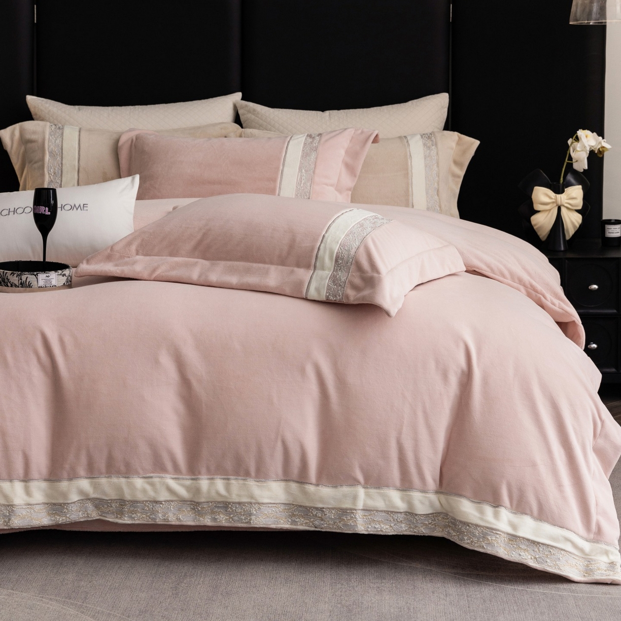 91家纺网 家纺一手货源 找家纺 初拾 2025新款230g牛奶绒“高级感“绣花四件套—曼岛邂逅 曼岛邂逅-奶油粉