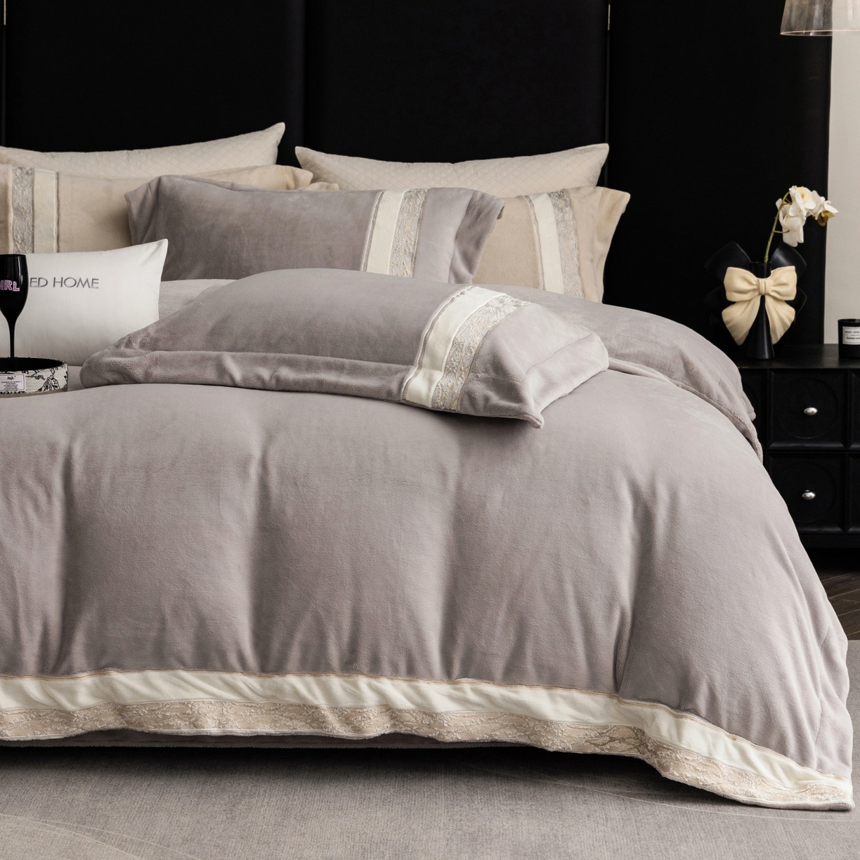 91家纺网 家纺一手货源 找家纺 初拾 2025新款230g牛奶绒“高级感“绣花四件套—曼岛邂逅 曼岛邂逅-气质灰