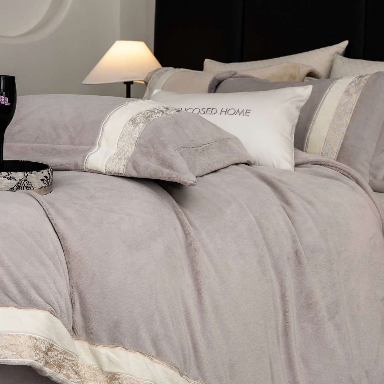 91家纺网 家纺一手货源 找家纺 初拾 2025新款230g牛奶绒“高级感“绣花四件套—曼岛邂逅 曼岛邂逅-气质灰