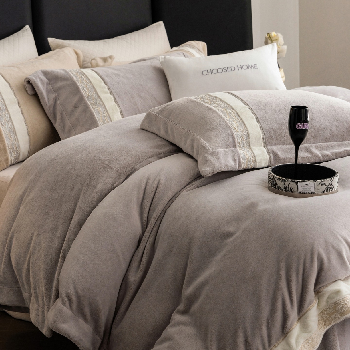 91家纺网 家纺一手货源 找家纺 初拾 2025新款230g牛奶绒“高级感“绣花四件套—曼岛邂逅 曼岛邂逅-气质灰